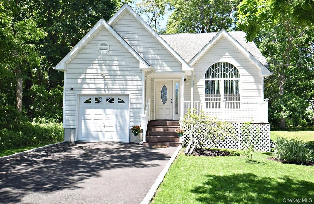 51 Spar Drive, Mastic Beach
