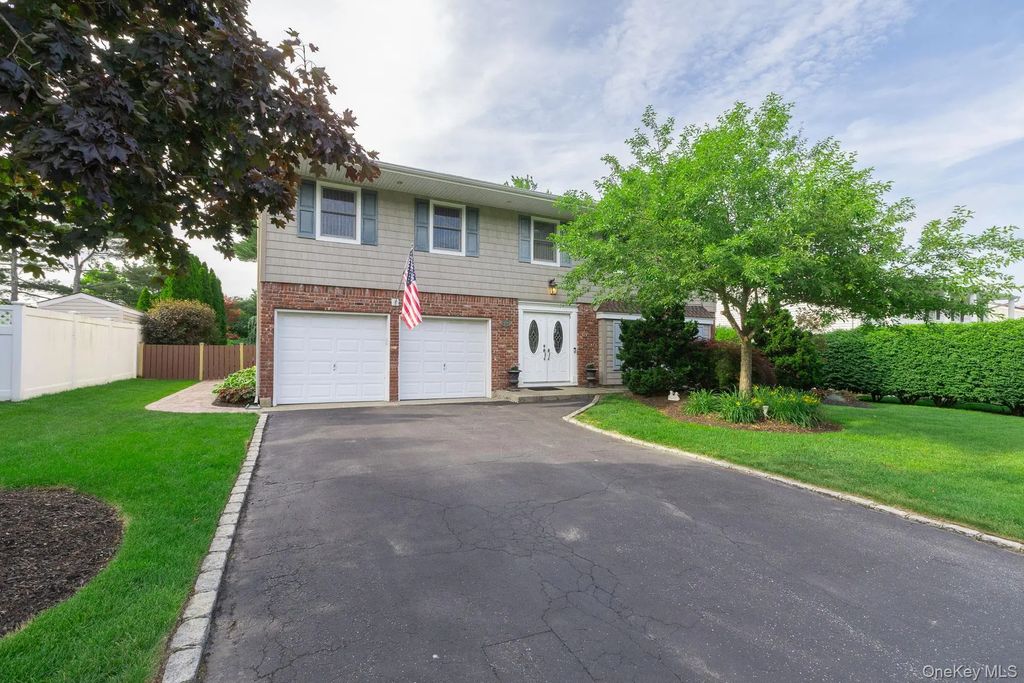 19 Knoll Lane, Smithtown