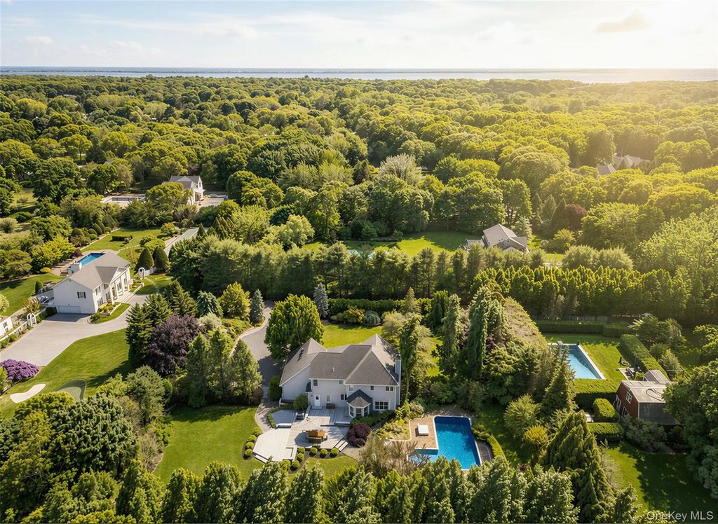 196 S Country Road, Remsenburg