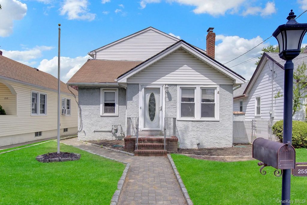 255 Rolling Street, Malverne