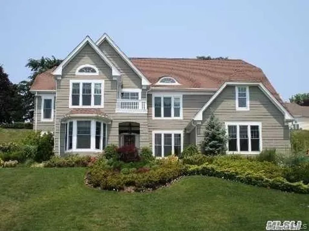 47 Pembroke Drive, Glen Cove