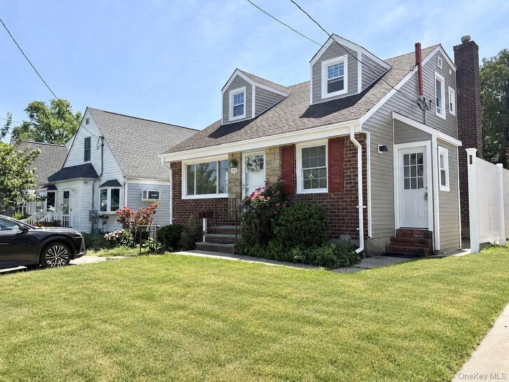 135 Barwick Boulevard, Mineola