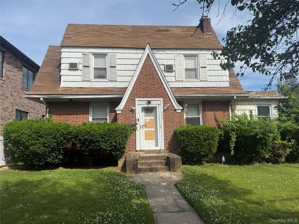 203 Rockaway Parkway 2nd Fl, Valley Stream