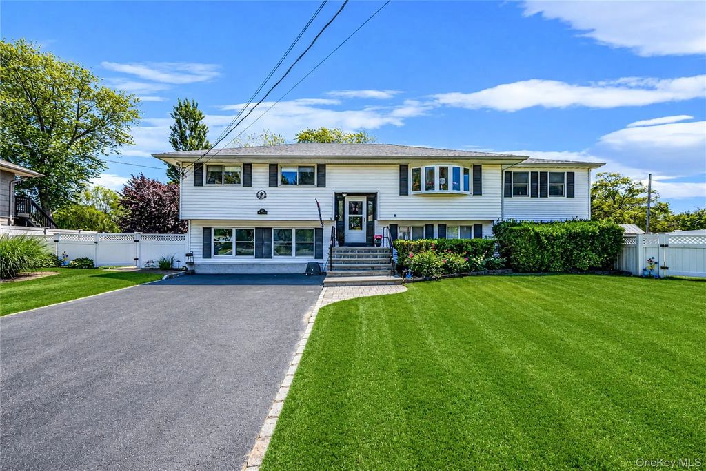 20 Rochelle Court, Amityville