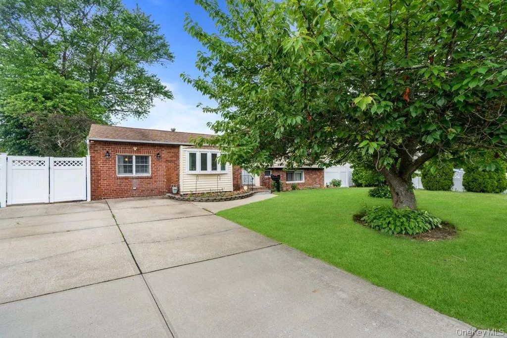 282 W 22nd Street, Deer Park