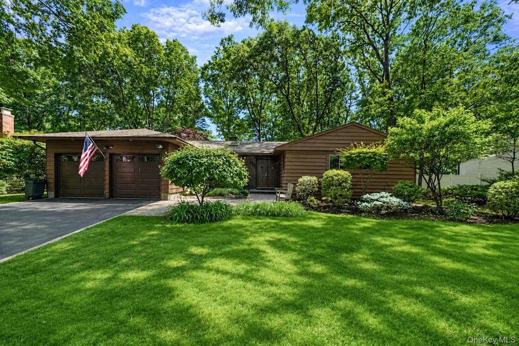 96 Fulton Boulevard, Commack