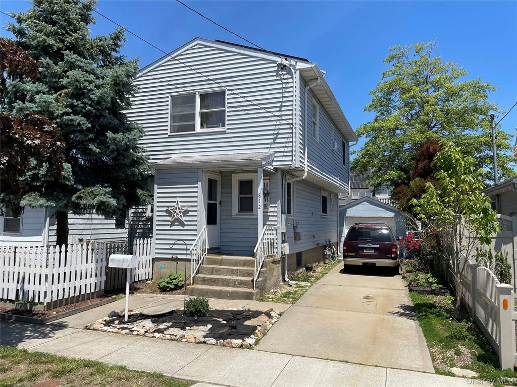812 S 6th Street, Lindenhurst