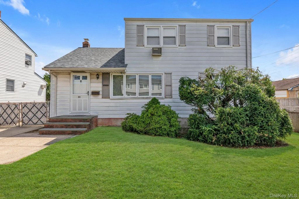 32 Jersey Street, Hicksville