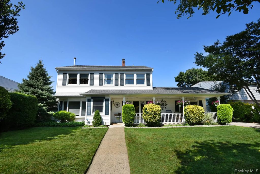 15 Hilltop Road, Levittown