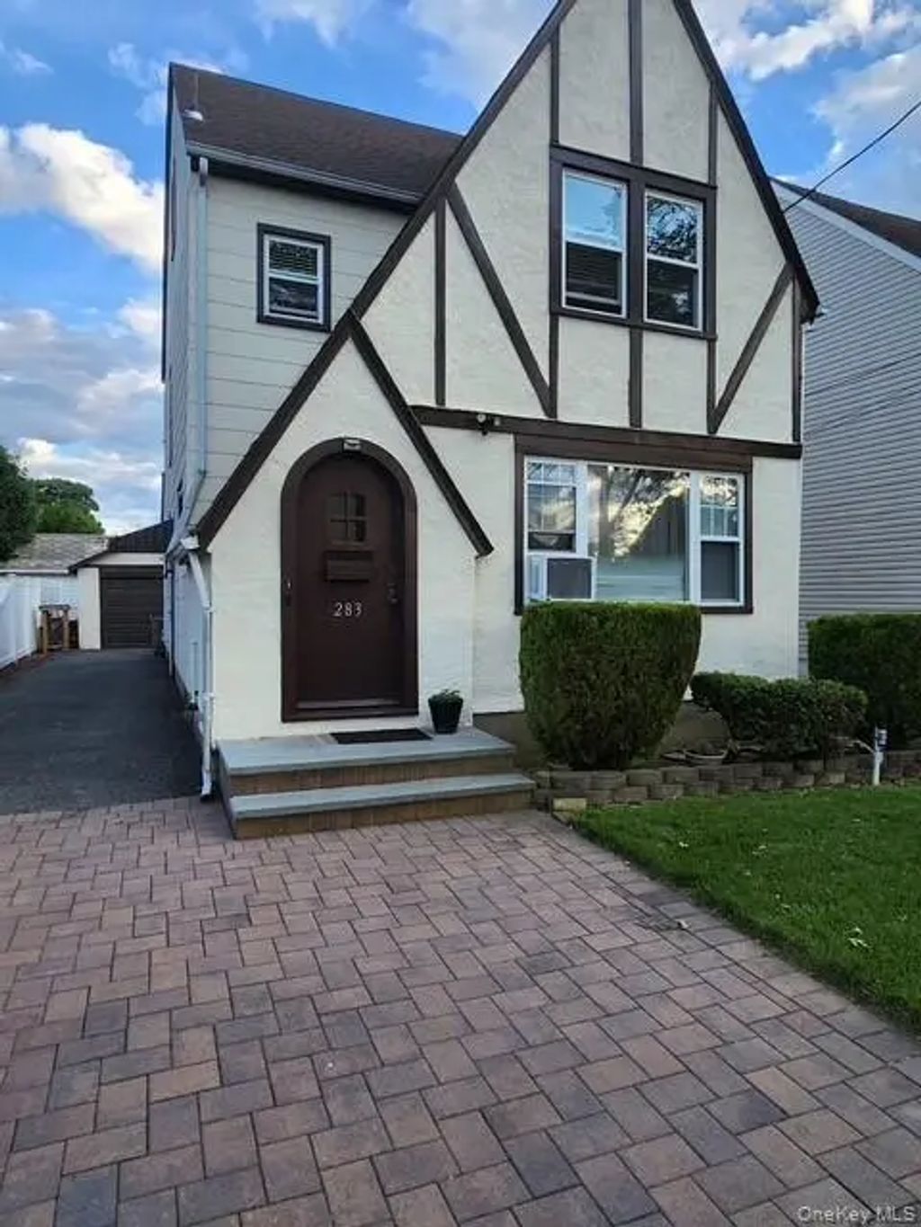 283 Houston Avenue 2nd Floor, Mineola