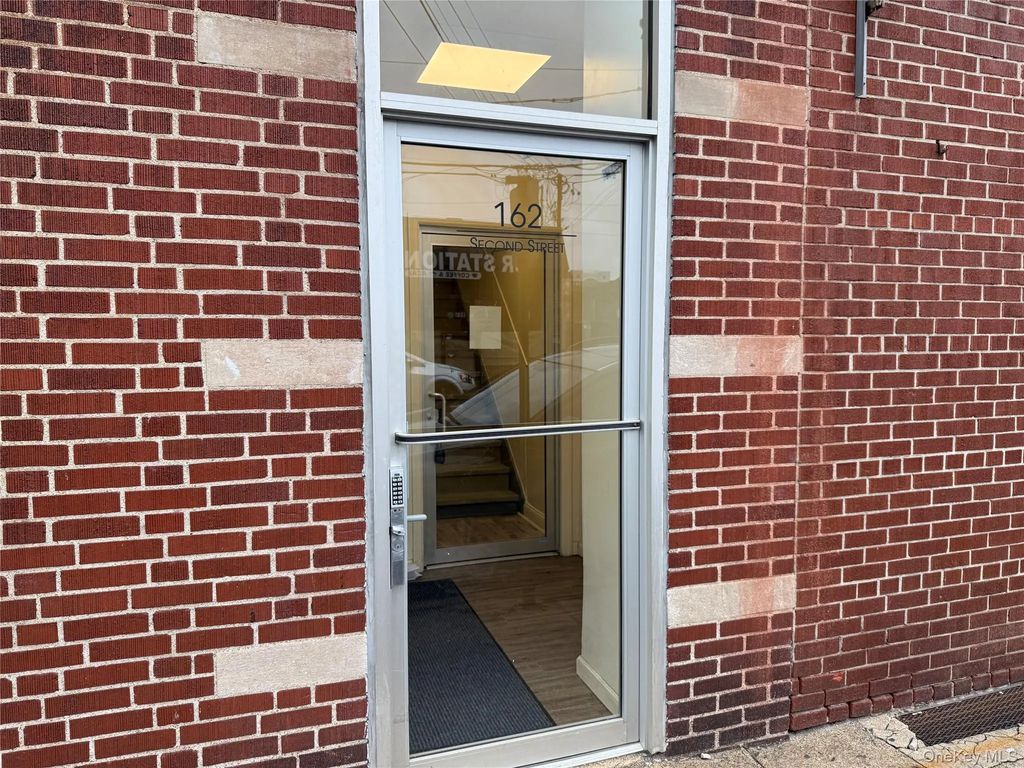 162 2nd Street 4, Mineola