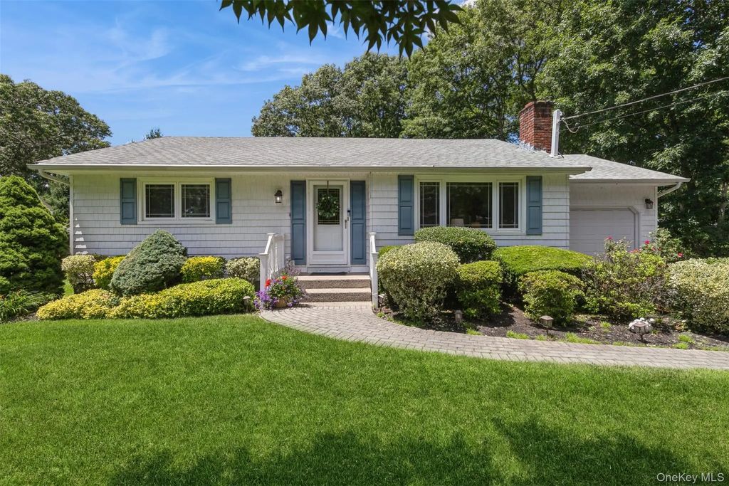 42 Summit Drive, Smithtown