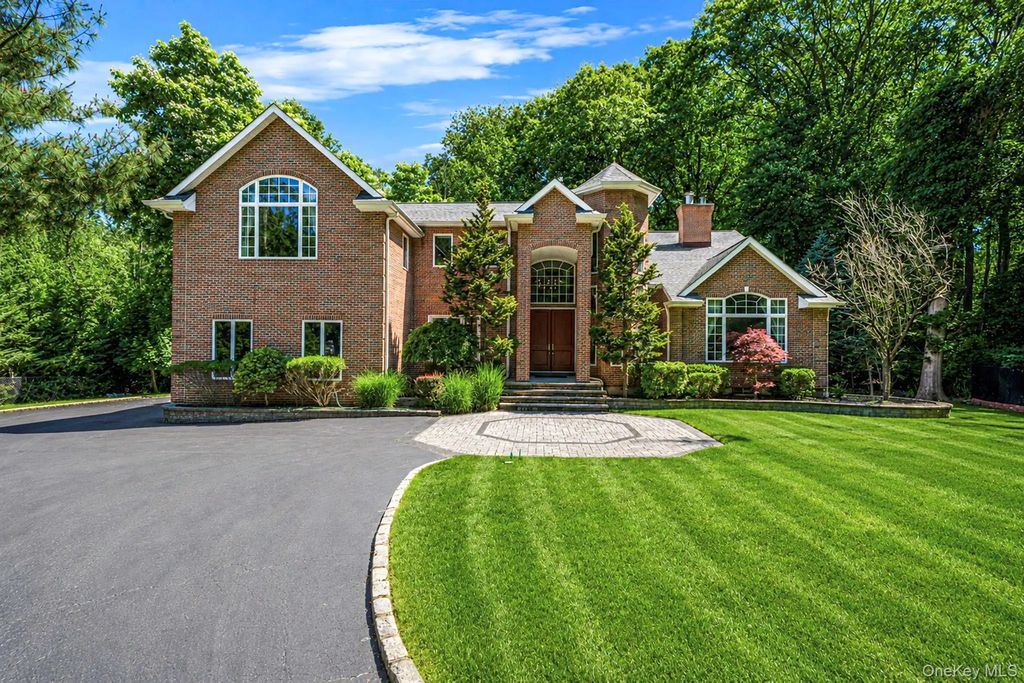 589 Landing Avenue, Smithtown