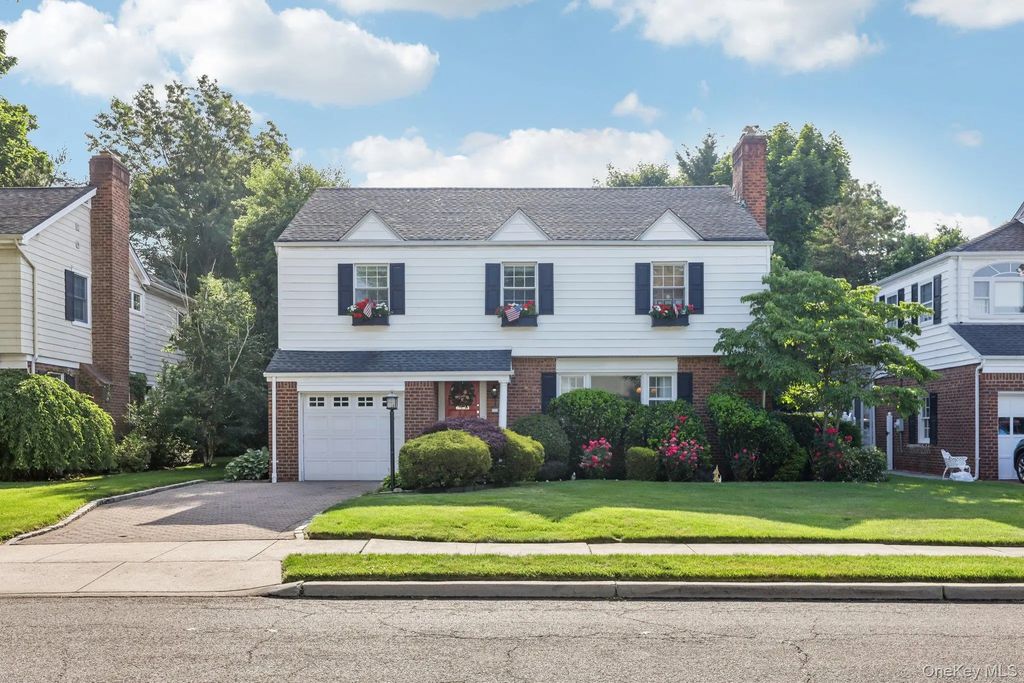 173 Meadbrook Road, Garden City