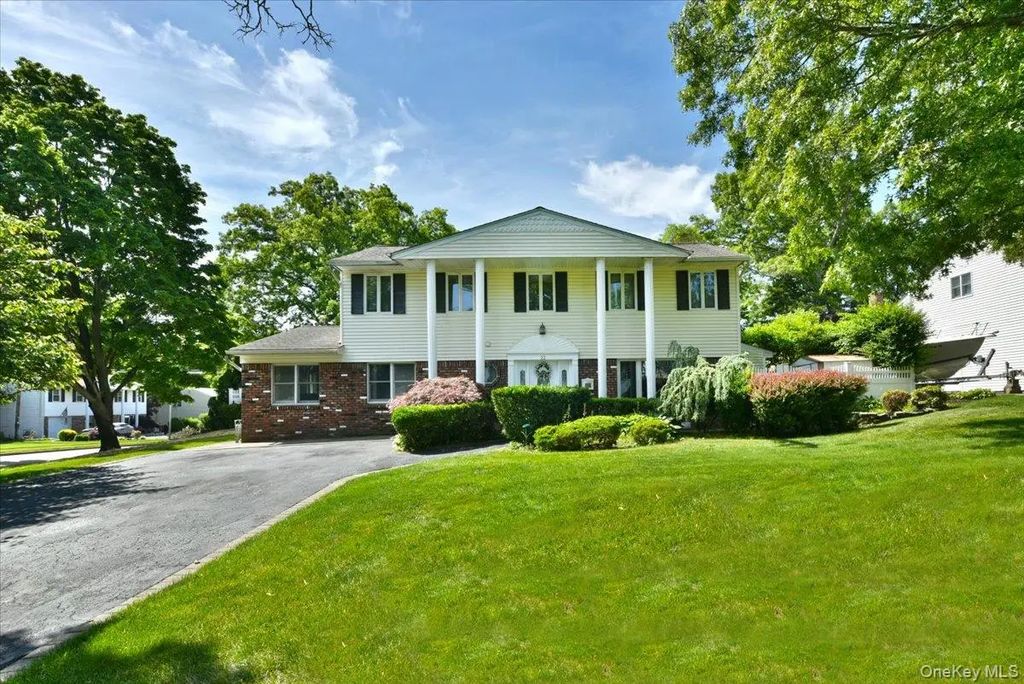 22 Chatham Road, Commack
