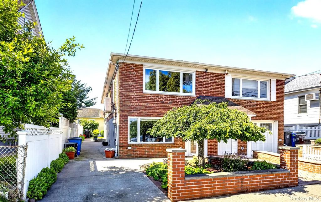 125-16 5th Avenue, College Point