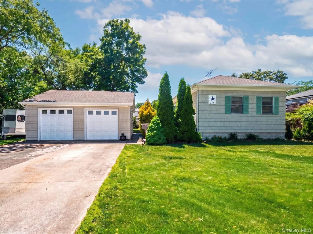 215 S 16th Street, Lindenhurst