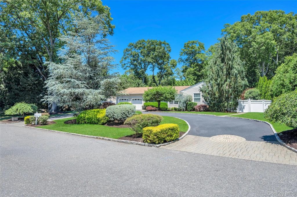 109 Shirley Court, Smithtown