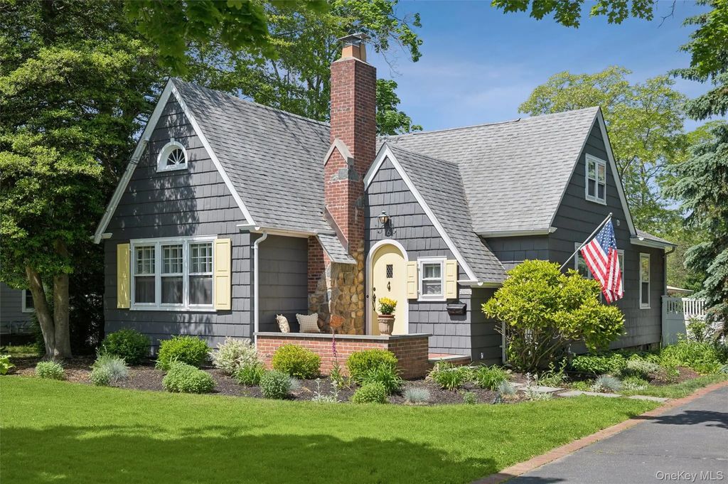 16 Union Avenue, Center Moriches