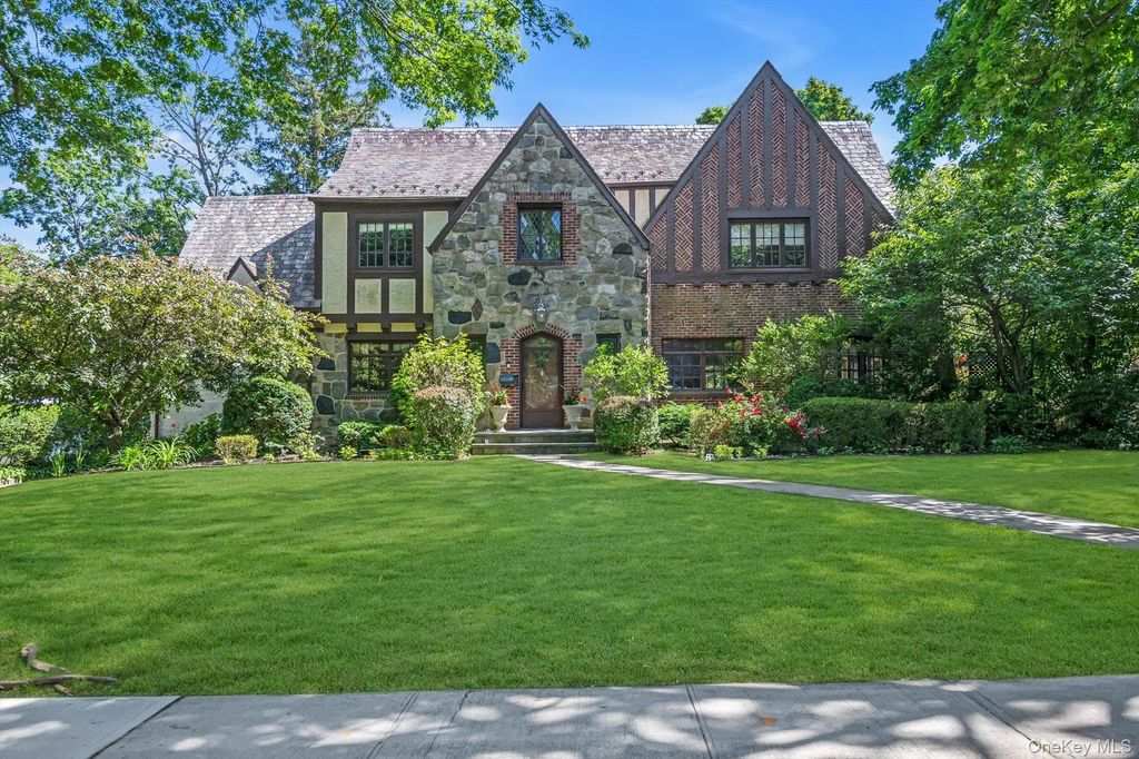 68 Beverly Road, Great Neck