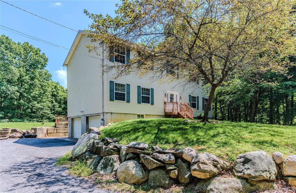 276 Spruce Road, Middletown