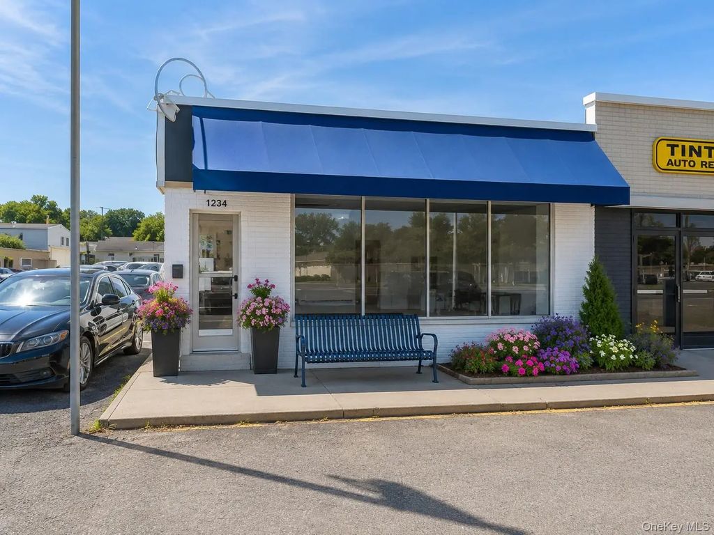 2846 Sunrise Highway, Bellmore