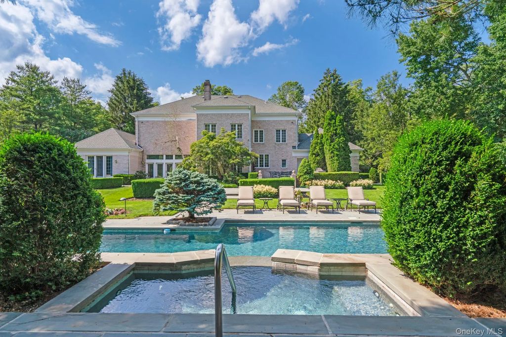 8 High Meadow Court, Glen Head