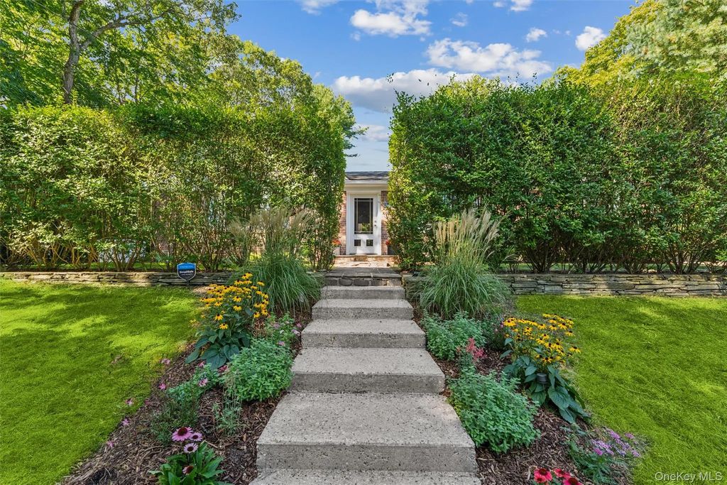 29 Squiretown Road # D, Hampton Bays