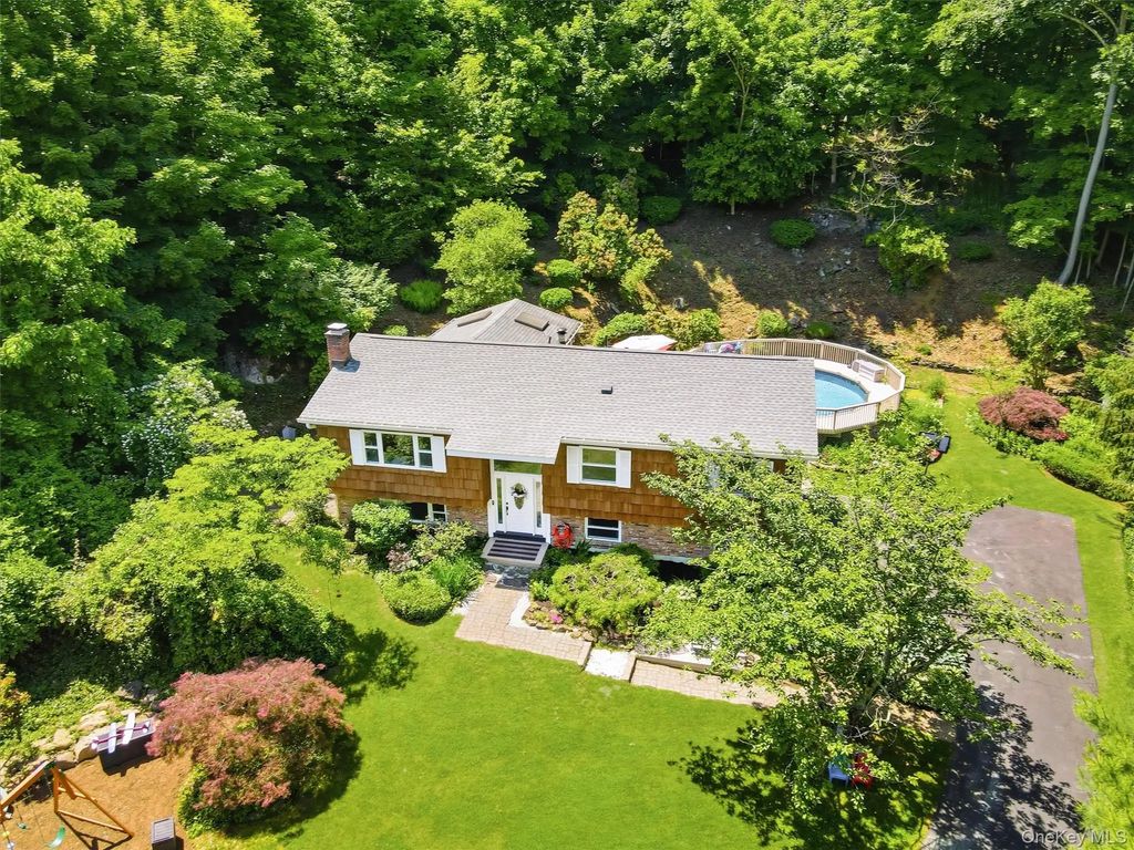 45 Lakeview Avenue W, Cortlandt Manor