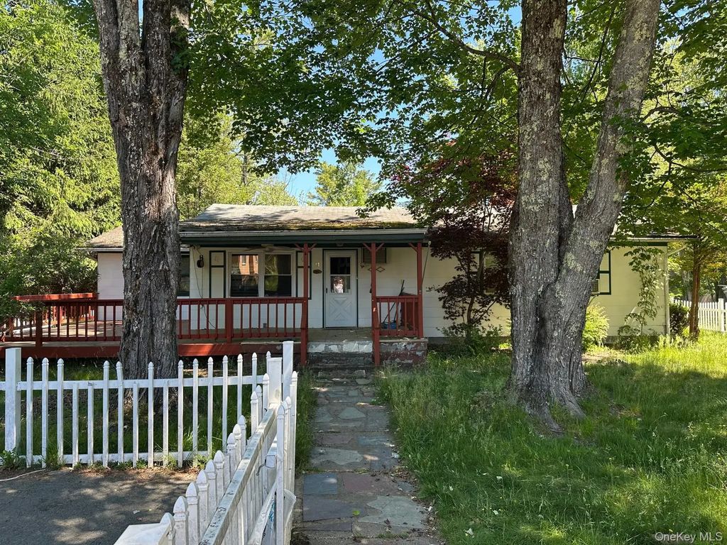 11 Richards Avenue, Monticello