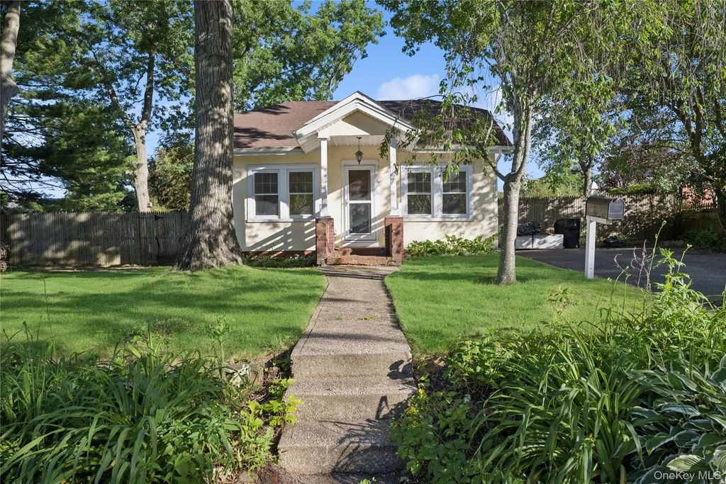 36 Lakeview Court, Ronkonkoma