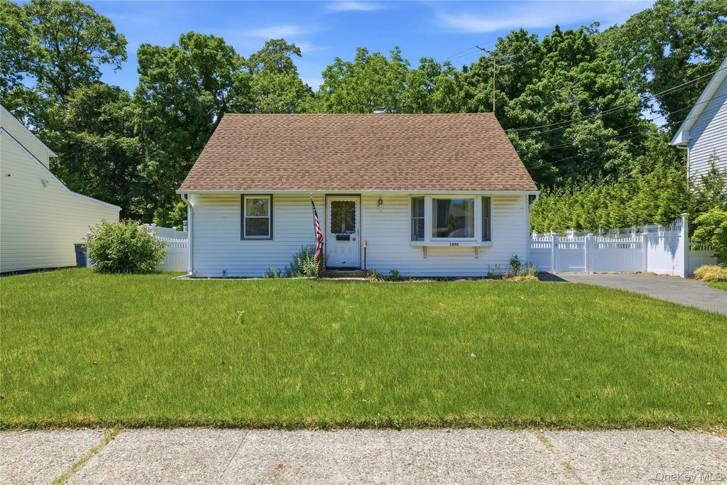1090 South Drive, Merrick