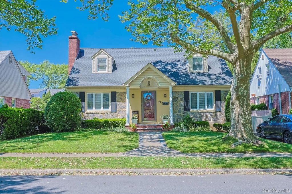 42 Beechwood Lane, North New Hyde Park