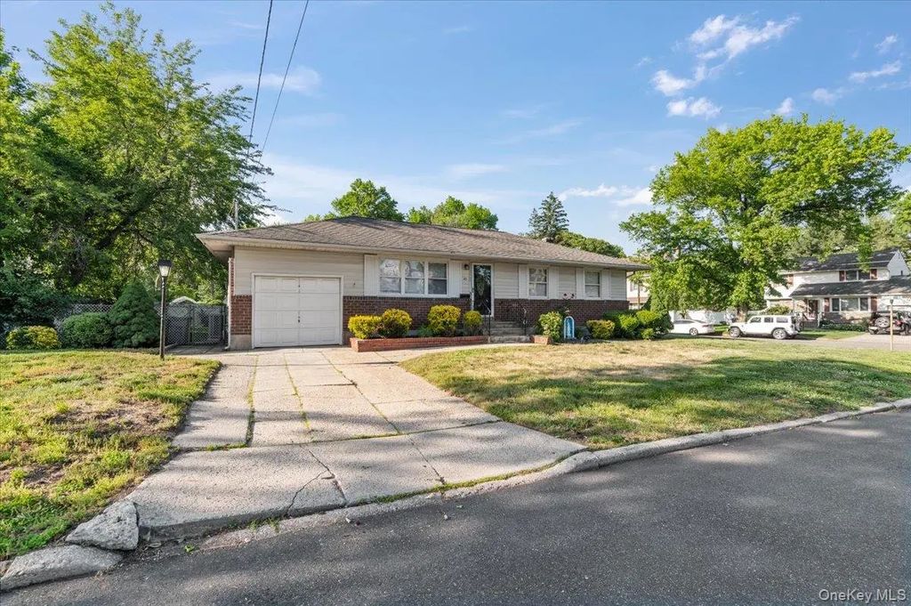 42 Larry Drive, Commack