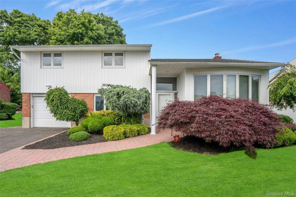 27 Coronet Lane, Plainview