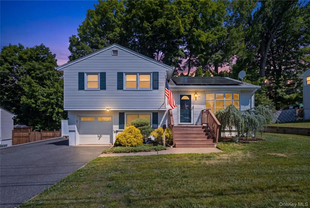24 Maplewood Boulevard, Suffern