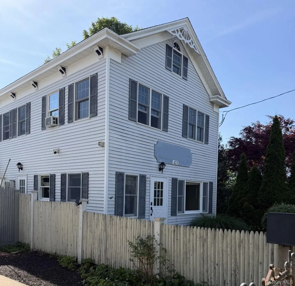 423 1st Street, Greenport