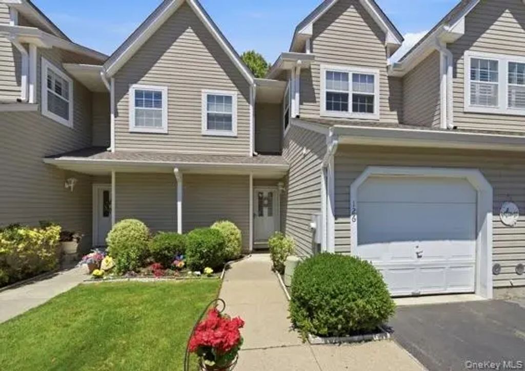 126 Erin Lane, East Setauket