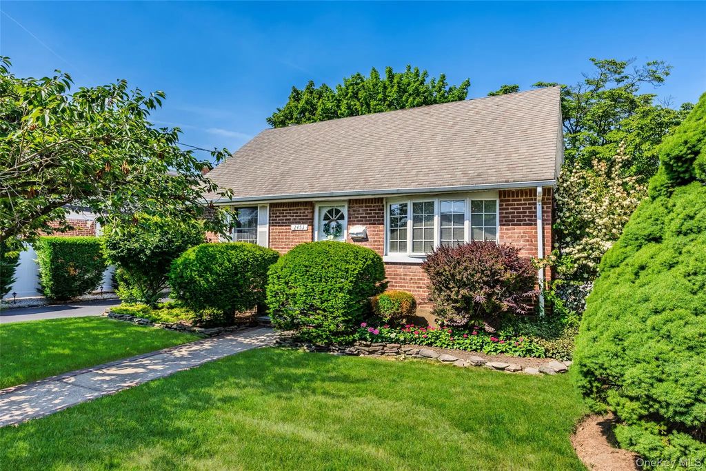 2453 Aberdeen Street, East Meadow
