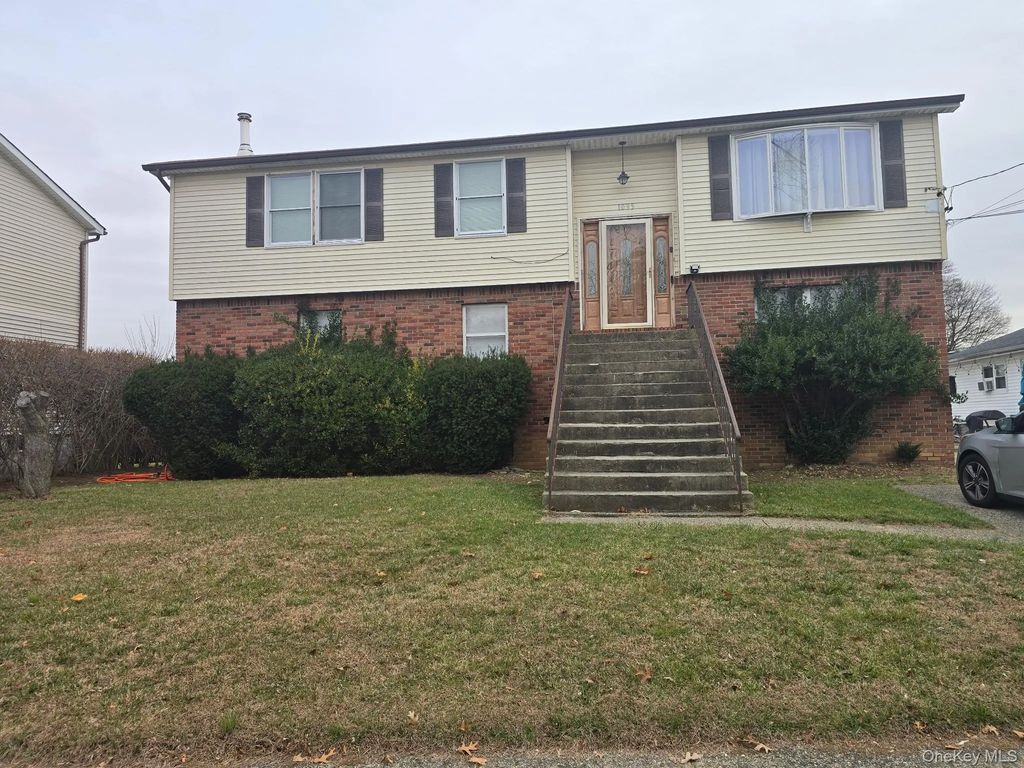 1095 Pinebrook Court, West Hempstead