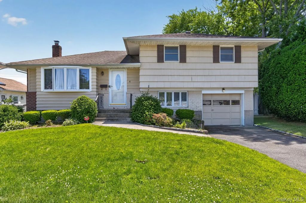 4 Gates Avenue, Plainview