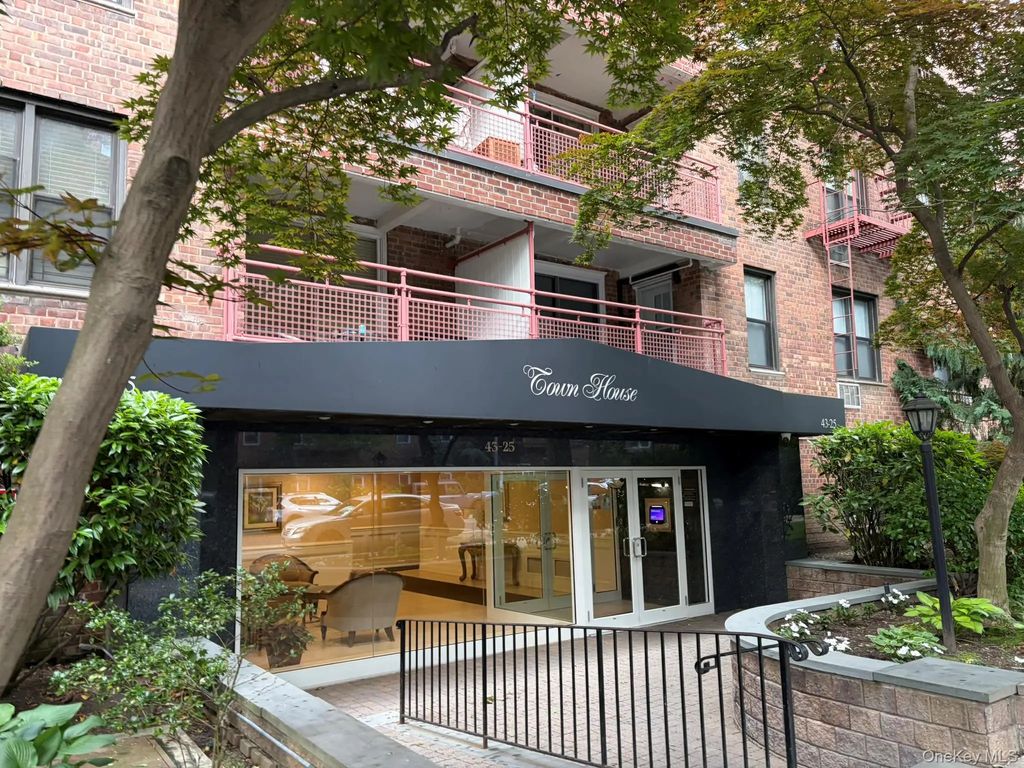 43-25 Douglaston Parkway # 2b, Douglaston