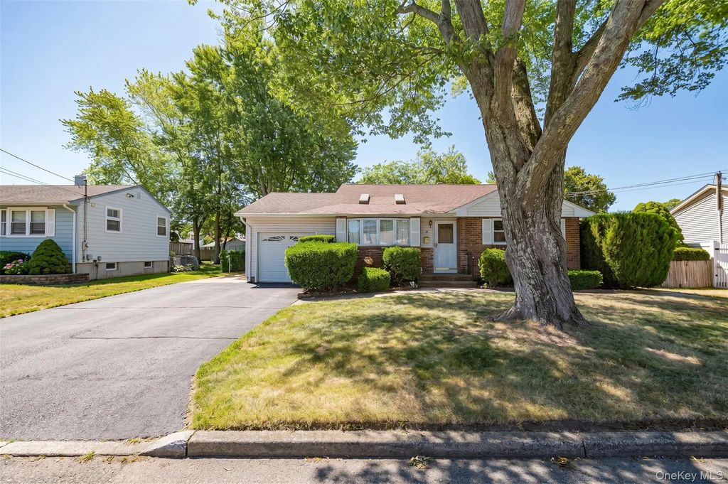 9 Johnson Place, Lindenhurst