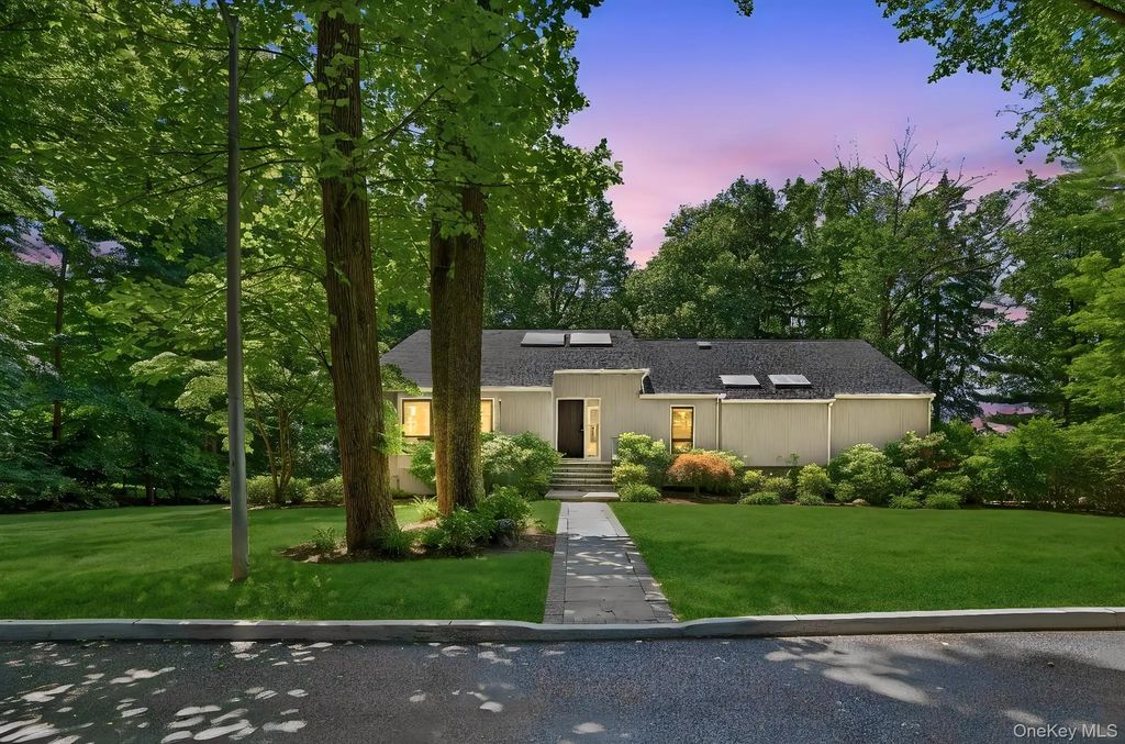 12 Hearthstone Circle, Scarsdale