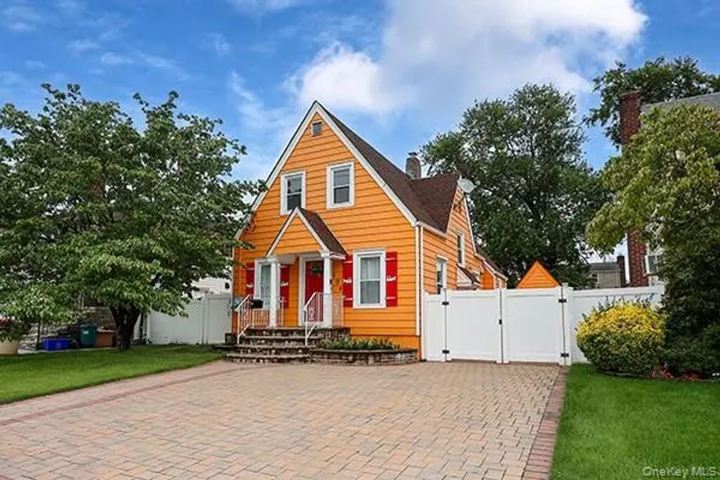194 Holly Avenue, Hempstead