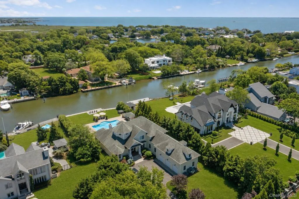 65 W Bayberry Road, Islip