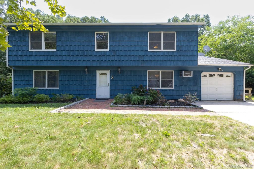 8 Long Meadow Place, South Setauket