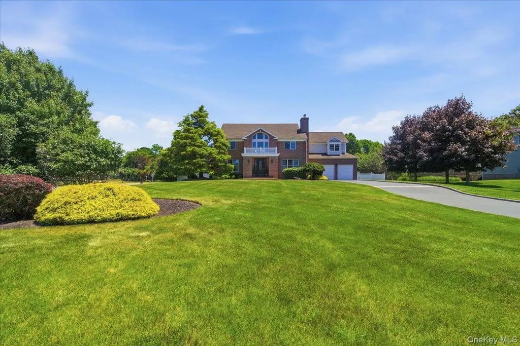 2 Mercedes Court, East Patchogue
