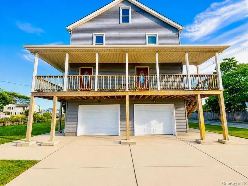 121 Sportsmans Avenue, Freeport