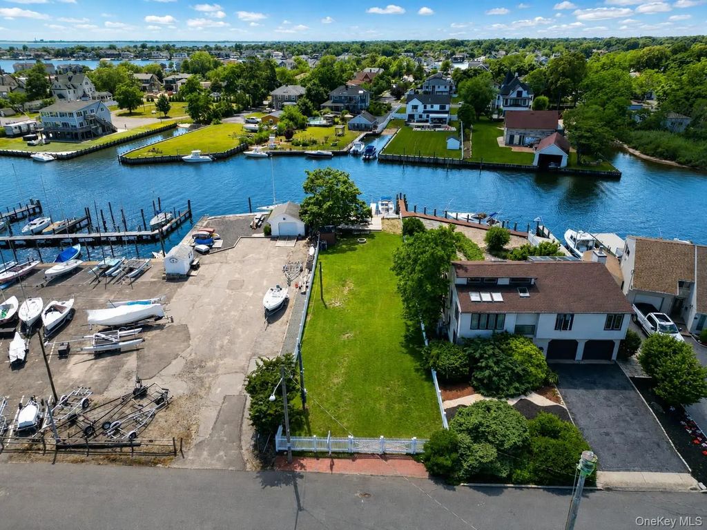 35 Shore Road, Amityville
